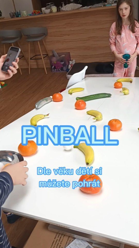 🎰 PINBALL! Hit 80.let si snadno vyrobíte u vás doma. 

🥒🍌🍊🥕 Stačí víkendové vitamínové kombo rozložit na stůl, podložit ho do nakloňené roviny, pár míčků 🥎🏓 a jde se na to.

👨‍👩‍👧‍👦 Zábava pro celou rodinu, ideální pro víkendová rána.

💚 @6hodin pohybu týdně do všech rodin proti dětské obezitě.

#hra 
#pinball
#cassdetmi
#protiobezite
#zvednizadek
#rodicjeklic
#rodina